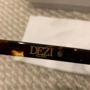 Dezi “Fall Back” Tortoise Shell Sunglasses- Worn Once DEZI | Accessories | Dezi Fall Back Sunglasses In Classic  main image 3
